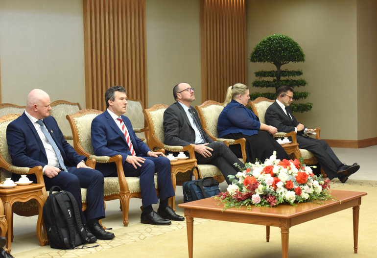 Các thành viên trong đoàn tháp tùng Bộ trưởng Thương mại và Du lịch Australia Don Farrell.