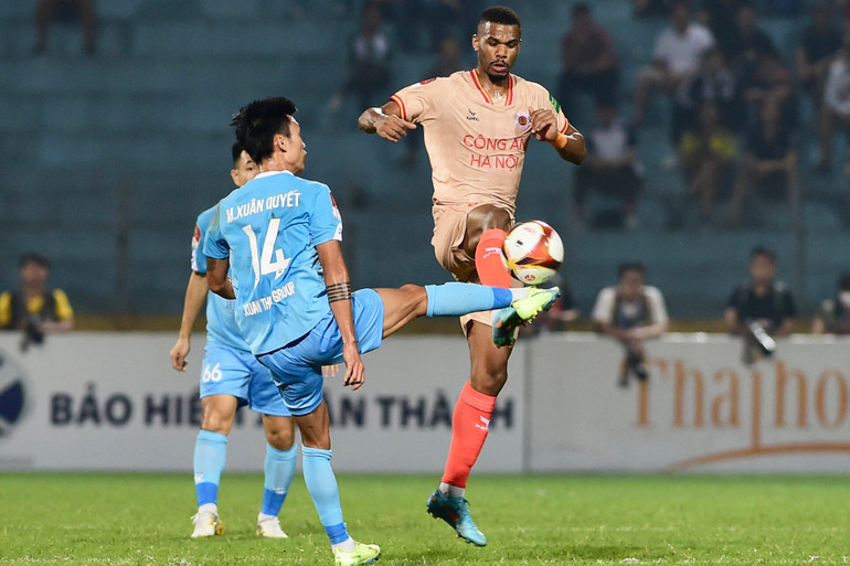 Nam Định sau đó gặp khó về mặt lực lượng khi Khắc Ngọc phải rời sân sớm.