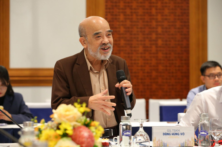GS, TSKH Đặng Hùng Võ đưa ra lưu ý cho các khách hàng và nhà đầu tư. GS, TSKH Đặng Hùng Võ đưa ra lưu ý cho các khách hàng và nhà đầu tư.