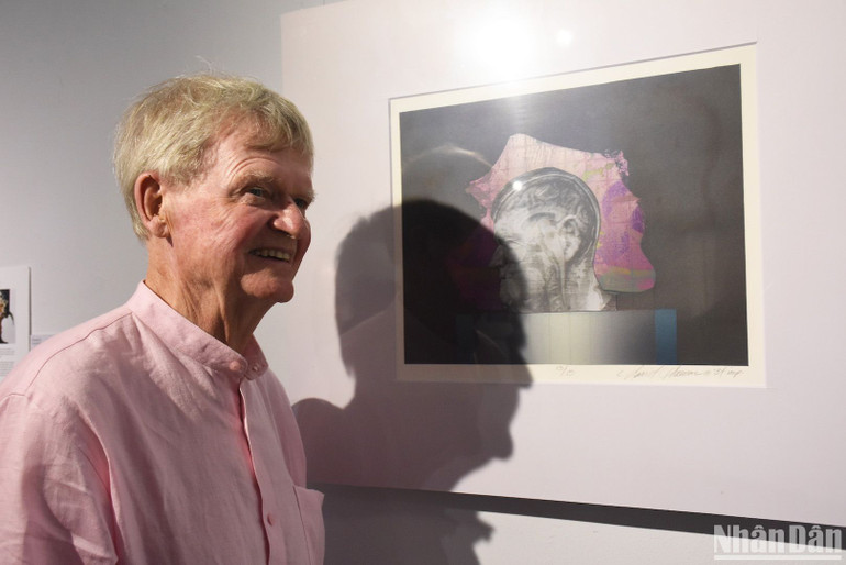 Họa sĩ David Thomas bên một bức tranh của mình. Họa sĩ David Thomas bên một bức tranh của mình.