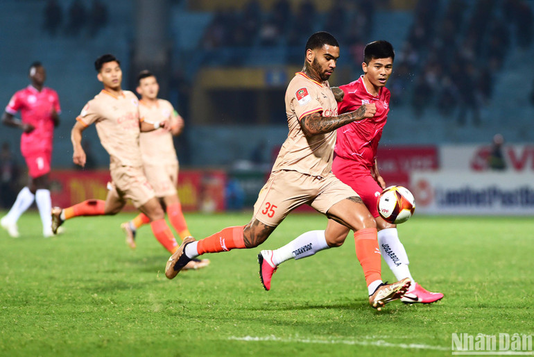 Công an Hà Nội vươn lên dẫn trước ở phút 61. Công an Hà Nội vươn lên dẫn trước ở phút 61.