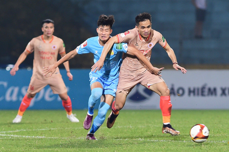 Các cầu thủ Nam Định nỗ lực những phút cuối để tìm bàn thắng danh dự.