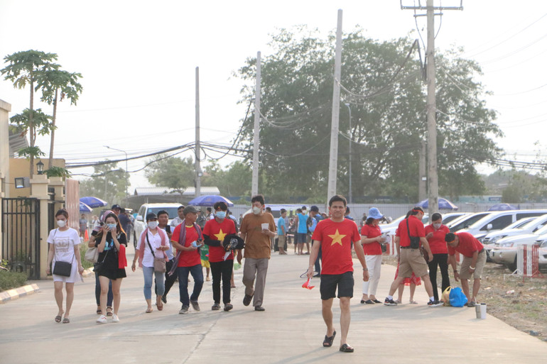 Các cổ động viên Việt Nam đến với sân Prince từ sớm để chuẩn bị "tiếp lửa" U22 Việt Nam.