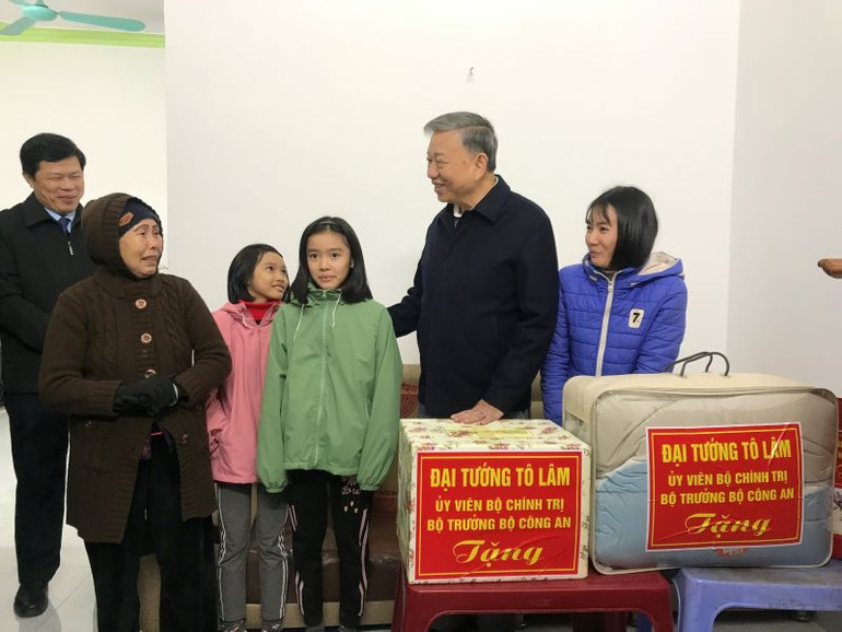 Đại tướng Tô Lâm, Ủy viên Bộ Chính trị, Bộ trưởng Công an tặng quà cho hộ nghèo ở xã Thiện Phiến, huyện Tiên Lữ, tỉnh Hưng Yên.