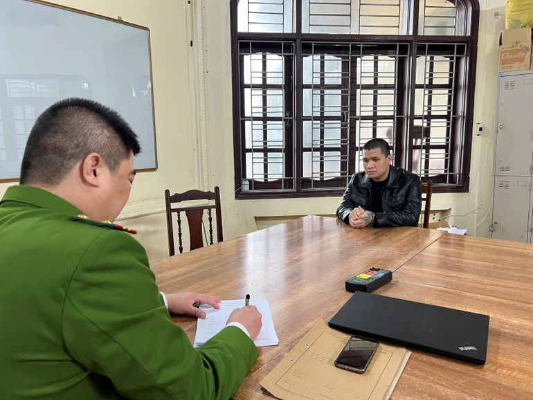 Công an tỉnh Hưng Yên đang lấy lời khai của đối tượng tham gia vụ án giết người, cướp của xảy ra ở địa bàn xã Cửu Cao, huyện Văn Giang, tỉnh Hưng Yên.