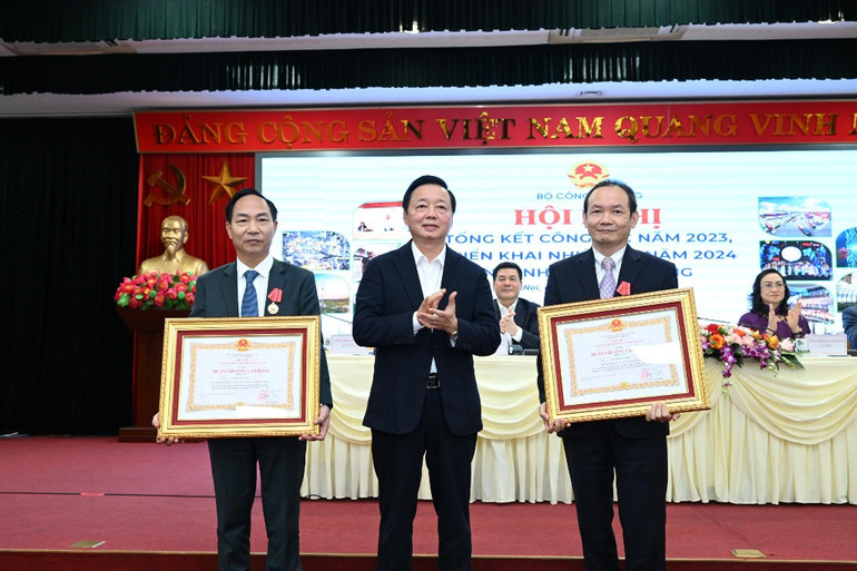 Phó Thủ tướng Trần Hồng Hà trao tặng Huân chương lao động Hạng Nhì và Hạng Ba của Chủ tịch nước cho 2 cá nhân thuộc Bộ Công thương.