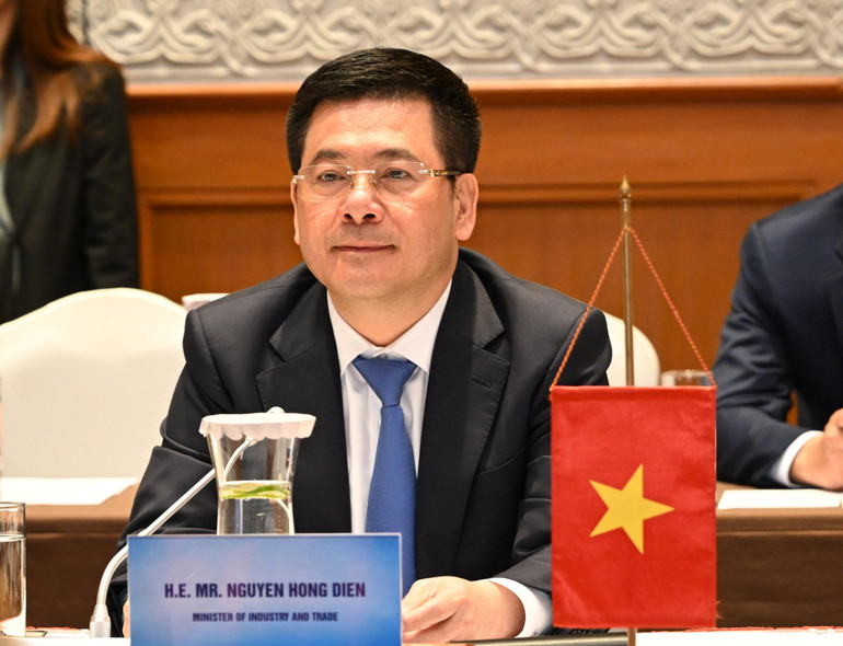 Bộ trưởng Công thương Nguyễn Hồng Diên phát biểu tại cuộc họp Bộ trưởng Công thương Nguyễn Hồng Diên phát biểu tại cuộc họp