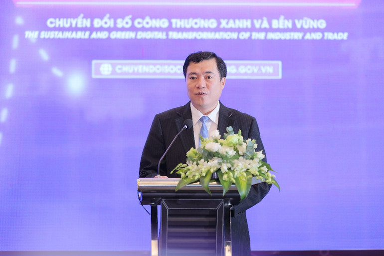 Thứ trưởng Công thương Nguyễn Sinh Nhật Tân phát biểu tại diễn đàn. Thứ trưởng Công thương Nguyễn Sinh Nhật Tân phát biểu tại diễn đàn.