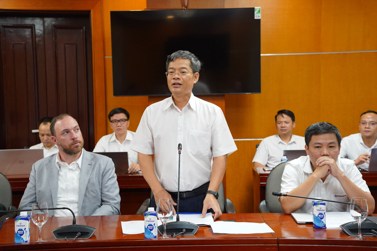 Phó Tổng giám đốc EVN Nguyễn Tài Anh phát biểu tại buổi làm việc. Phó Tổng giám đốc EVN Nguyễn Tài Anh phát biểu tại buổi làm việc.