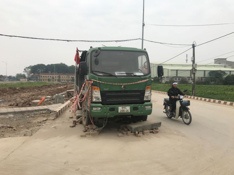 Xe ô-tô ben của anh Phan Văn Thắng bị giữ ở đường thôn Cao Quán, xã Hồng Tiến.