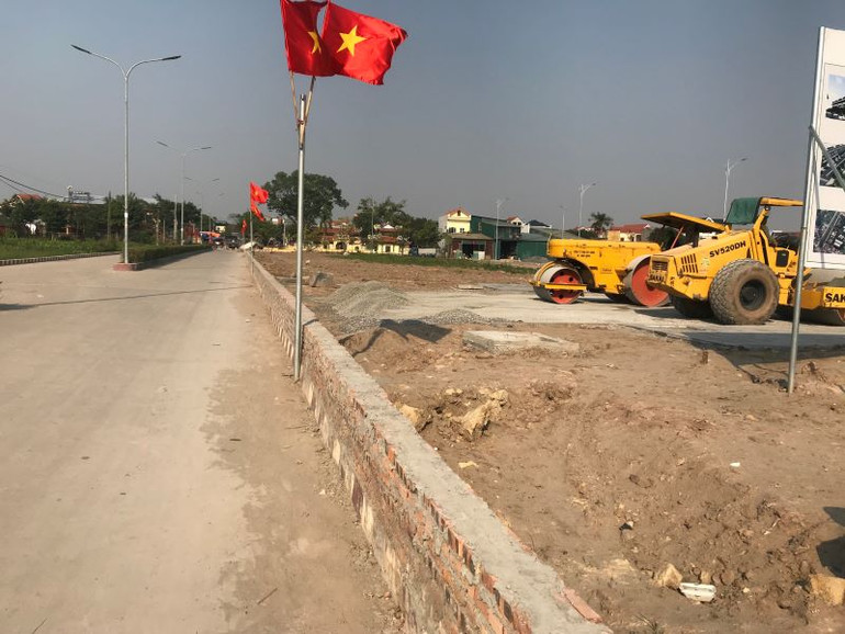 Tường xây trái phép trên hành lang đường thôn Cao Quán, xã Hồng Tiến.