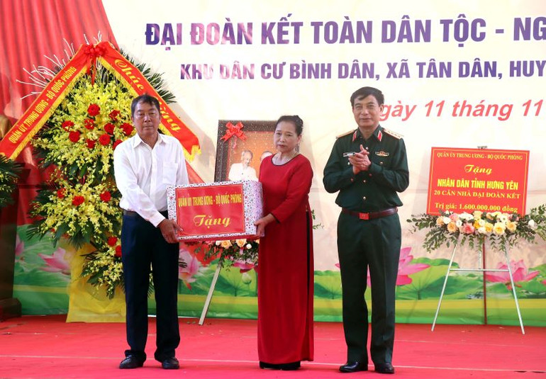 Đại tướng Phan Văn Giang tặng quà cho khu dân cư Bình Dân, huyện Khoái Châu, tỉnh Hưng Yên.