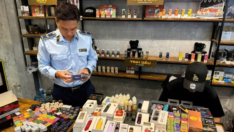 Lực lượng Quản lý thị trường TP Hà Nội kiểm tra, thu giữ số lượng lớn các sản phẩm thuốc lá thế hệ mới tại một cửa hàng trên địa bàn.