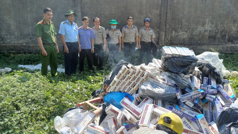 Lực lượng chức năng tỉnh Sóc Trăng thực hiện tiêu hủy thuốc lá nhập lậu.