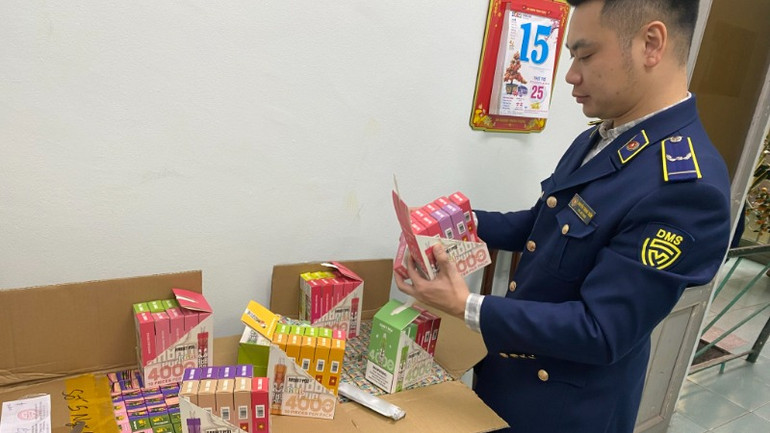 Một số sản phẩm thuốc lá điện tử được lực lượng quản lý thị trường thành phố Hà Nội thu giữ. (Ảnh: QUYÊN LƯU)