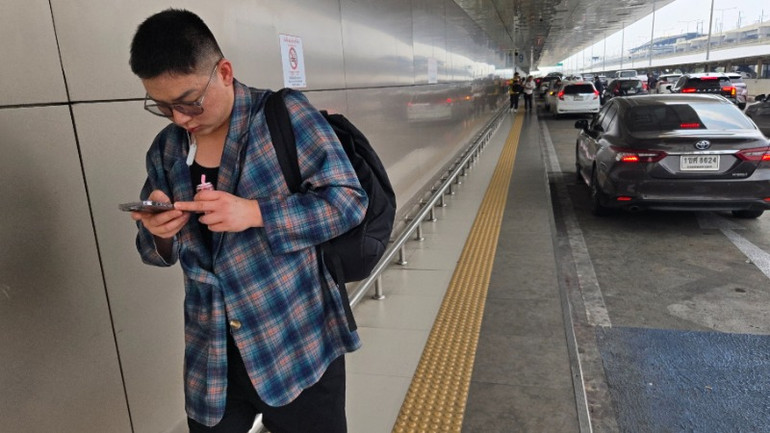 Người dân Thái Lan vô tư sử dụng thuốc lá điện tử tại nơi công cộng, nơi ở ngay phía sau có biển cảnh báo cấm hút thuốc.