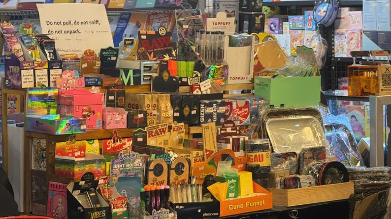 Các sản phẩm thuốc lá mới với đa dạng kiểu dáng vẫn đang được bày bán tại một số khu phố của Thủ đô Bangkok (Thái Lan), bất chấp lệnh cấm của nước này được ban hành từ hơn 10 năm trước. (Ảnh: MINH DŨNG)