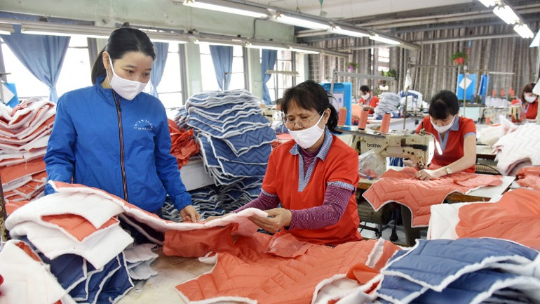 Dây chuyền may áo xuất khẩu tại Xí nghiệp may 1, Công ty May Chiến Thắng ( Hà Nội). (Ảnh: Trần An)