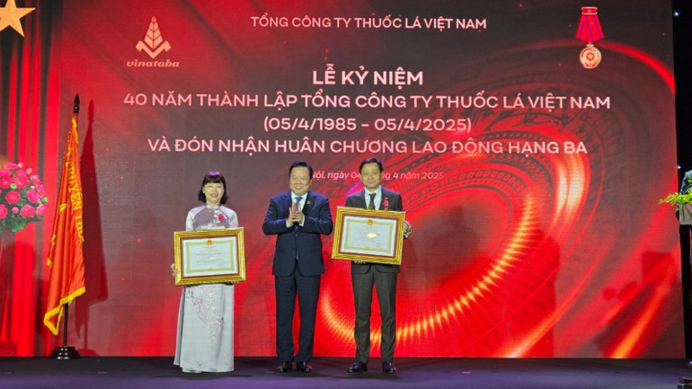 Đồng chí Nguyễn Hoàng Anh thừa ủy quyền Chủ tịch nước trao tặng Huân chương Lao động hạng Nhì cho 2 đồng chí lãnh đạo Vinataba Đồng chí Nguyễn Hoàng Anh thừa ủy quyền Chủ tịch nước trao tặng Huân chương Lao động hạng Nhì cho 2 đồng chí lãnh đạo Vinataba