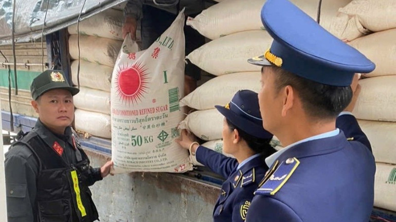 Lực lượng Quản lý thị trường tỉnh Nghệ An thu giữ gần 5 tấn đường cát nhập lậu.