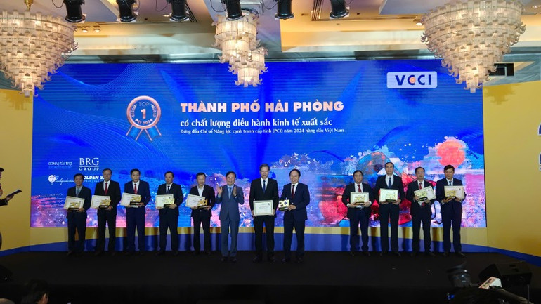 Đại diện của 10 địa phương có điểm số dẫn đầu bảng xếp hạng PCI 2024 nhận kỷ niệm chương.