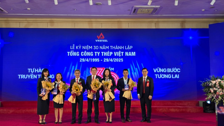 Vinh danh những cán bộ, công nhân viên tiêu biểu đã có nhiều đóng góp tích cực cho thành công của VNSTEEL.