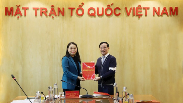 Đồng chí Phạm Tấn Công, Chủ tịch VCCI nhận quyết định chỉ định làm Bí thư Đảng ủy VCCI.