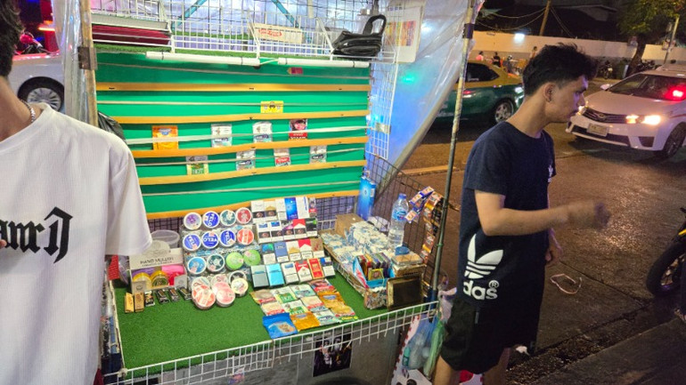 Hình ảnh bày bán công khai các sản phẩm thuốc lá, thuốc lá thế hệ mới nhập lậu tại khu phố Nana ở thủ đô Bangkok (Thái Lan).