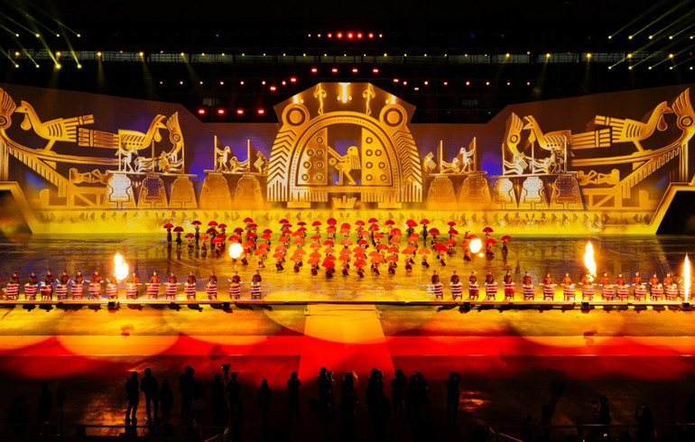 Những giá trị văn hóa dân tộc được khắc họa và thể hiện rõ nét qua những màn trình diễn nghệ thuật tại Ngày hội văn hóa SHB và T&T Group.