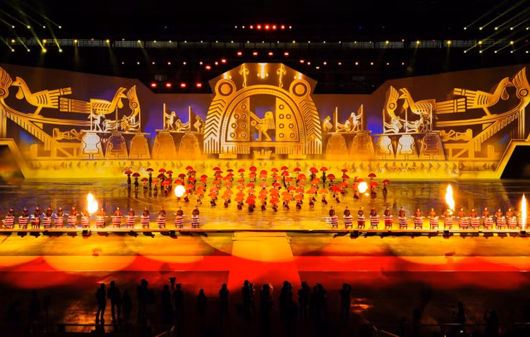 Những giá trị văn hóa dân tộc được khắc họa và thể hiện rõ nét qua những màn trình diễn nghệ thuật tại Ngày hội văn hóa SHB và T&T Group.