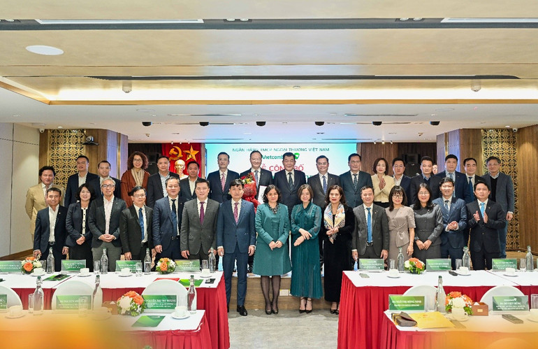 Đại diện Đảng ủy Chính phủ, Ngân hàng Nhà nước Việt Nam cùng Ban lãnh đạo Vietcombank chúc mừng và chụp ảnh lưu niệm cùng đồng chí Lê Quang Vinh, tân Phó Bí thư Đảng ủy, Thành viên Hội đồng Quản trị, Tổng Giám đốc Vietcombank. Đại diện Đảng ủy Chính phủ, Ngân hàng Nhà nước Việt Nam cùng Ban lãnh đạo Vietcombank chúc mừng và chụp ảnh lưu niệm cùng đồng chí Lê Quang Vinh, tân Phó Bí thư Đảng ủy, Thành viên Hội đồng Quản trị, Tổng Giám đốc Vietcombank.