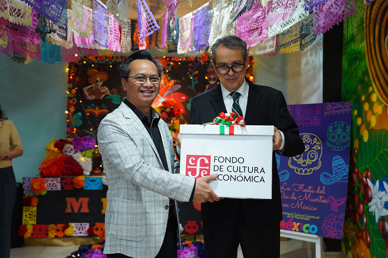 Lễ trao tặng bộ sưu tập sách tiếng Tây Ban Nha do Đại sứ quán Mexico và Quỹ Văn hóa Kinh tế Mexico dành tặng trường Đại học Hà Nội. Lễ trao tặng bộ sưu tập sách tiếng Tây Ban Nha do Đại sứ quán Mexico và Quỹ Văn hóa Kinh tế Mexico dành tặng trường Đại học Hà Nội.