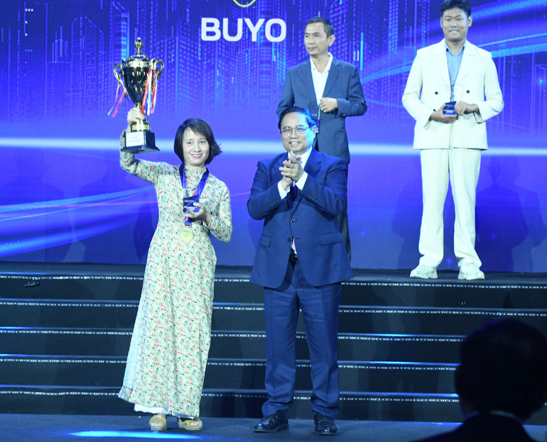 Thủ tướng Phạm Minh Chính trao Cúp và Huy chương cho đại diện Quán quân cuộc thi.