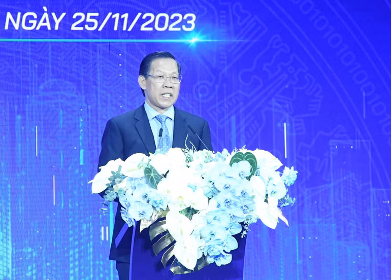 Chủ tịch Ủy ban nhân dân Thành phố Hồ Chí Minh Phan Văn Mãi phát biểu ý kiến.