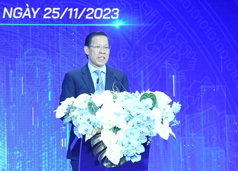 Chủ tịch Ủy ban nhân dân Thành phố Hồ Chí Minh Phan Văn Mãi phát biểu ý kiến.