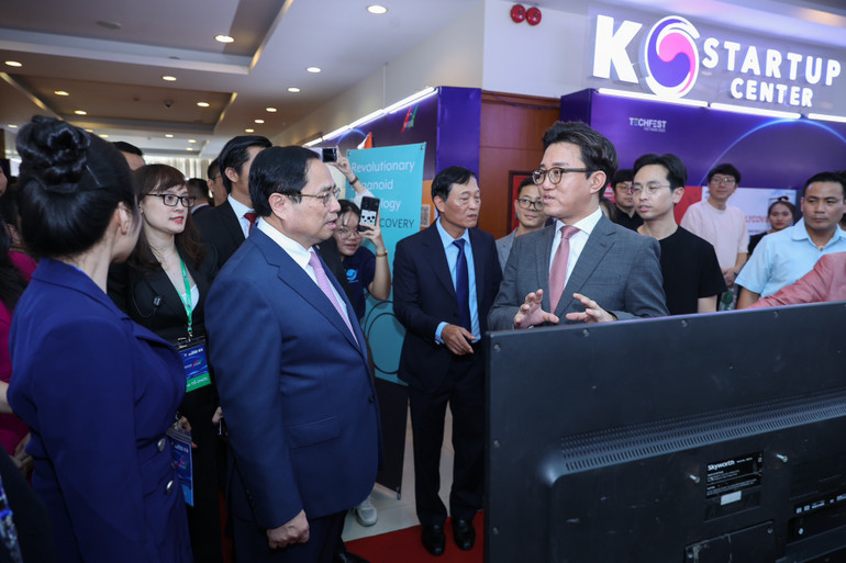 Thủ tướng Phạm Minh Chính thăm một gian trưng bày tại TECHFEST - WHISE 2023.