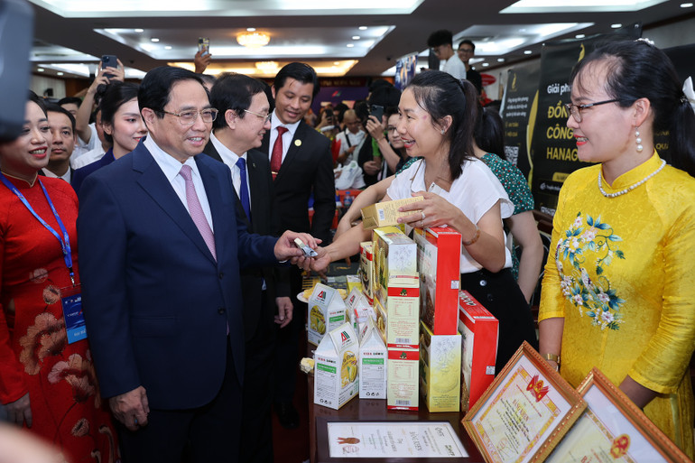 Thủ tướng Phạm Minh Chính thăm một gian hàng tại TECHFEST - WHISE 2023.