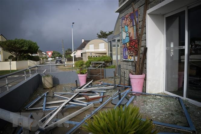 Nhà hàng bị hư hại do bão Ciaran tại Coudeville-sur-Mer, Pháp, ngày 2/11/2023. (Ảnh: AFP/TTXVN) Nhà hàng bị hư hại do bão Ciaran tại Coudeville-sur-Mer, Pháp, ngày 2/11/2023. (Ảnh: AFP/TTXVN)