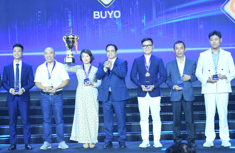 Thủ tướng Phạm Minh Chính chụp ảnh với Top 10 Chung kết Cuộc thi tìm kiếm tài năng khởi nghiệp đổi mới sáng tạo quốc gia 2023.