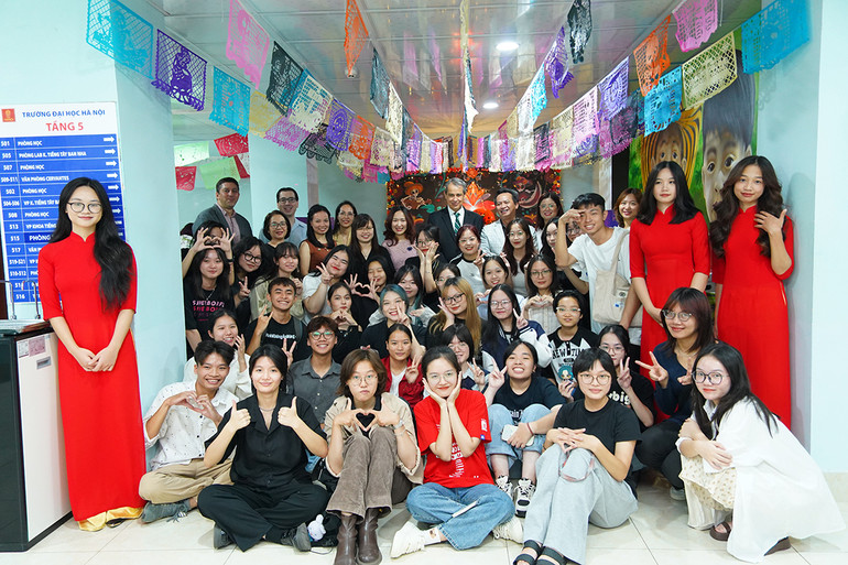 Đại sứ Mexico tại Việt Nam Alejandro Negrín Muñoz, thầy Phó Hiệu trưởng trường Đại học Hà Nội Nguyễn Tiến Dũng, Điều phối viên Phòng Cervantes Hà Nội Javier Serrano Áviles, cô Phó trưởng khoa phụ trách Khoa tiếng Tây Ban Nha Nguyễn Thùy Trang, cùng đại diện lãnh đạo các đơn vị, các giảng viên và sinh viên của trường Đại học Hà Nội tại sự kiện. Đại sứ Mexico tại Việt Nam Alejandro Negrín Muñoz, thầy Phó Hiệu trưởng trường Đại học Hà Nội Nguyễn Tiến Dũng, Điều phối viên Phòng Cervantes Hà Nội Javier Serrano Áviles, cô Phó trưởng khoa phụ trách Khoa tiếng Tây Ban Nha Nguyễn Thùy Trang, cùng đại diện lãnh đạo các đơn vị, các giảng viên và sinh viên của trường Đại học Hà Nội tại sự kiện.