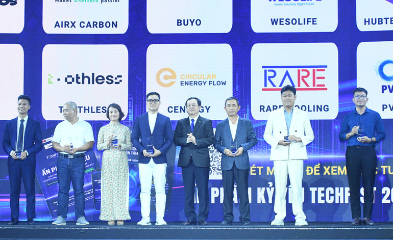 Bộ trưởng Khoa học và Công nghệ Huỳnh Thành Đạt chụp ảnh với đại diện Top 10 cuộc thi.