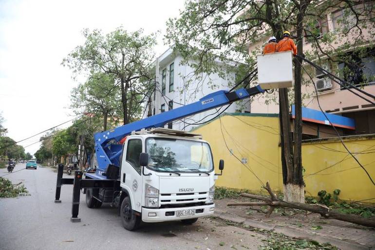 Công nhân Công ty Điện lực Hưng Yên sửa chữa lưới điện sau cơn bão số 3.