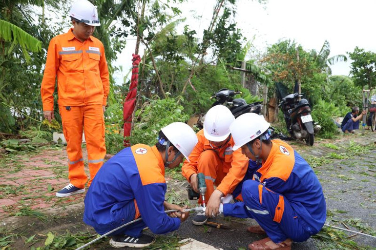 Cán bộ, công nhân Công ty Điện lực Hưng Yên miệt mài làm việc khắc phục sự cố lưới điện.
