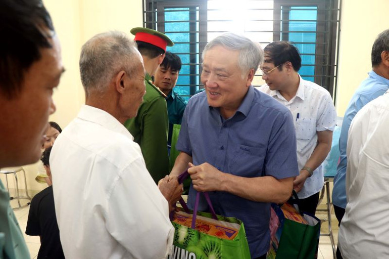 Phó Thủ tướng Thường trực Chính phủ Nguyễn Hòa Bình trao quà cho nhân dân đang sơ tán tại Trường Cao đẳng Cộng đồng Hưng Yên, thành phố Hưng Yên.