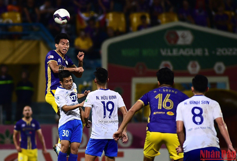 Văn Hậu đánh đầu nới rộng tỷ số.
