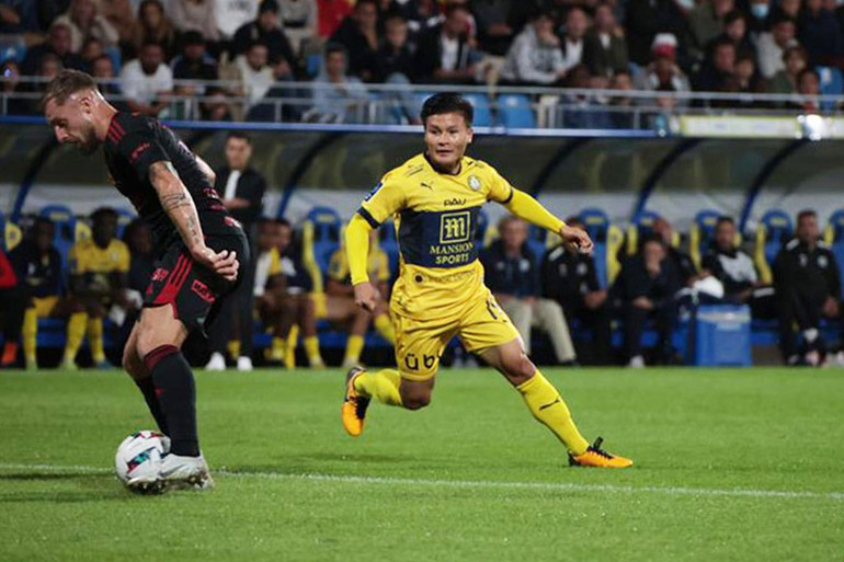 Quang Hải tiếp tục nỗ lực thể hiện bản thân ở môi trường châu Âu. (Ảnh: Pau FC)