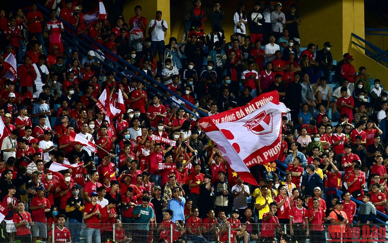 Cổ động viên Hải Phòng khiến sân Hàng Đẫy ngập sắc đỏ.