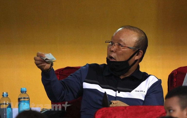 Có mặt trên khán đài sân vận động Hàng Đẫy để dự khán trận đấu Viettel-Bình Dương tối 19/10, huấn luyện viên Park Hang-seo không ngần ngại rút ví, ủng hộ đồng bào miền Trung. (Ảnh: Giang Hiển/Vietnam+)