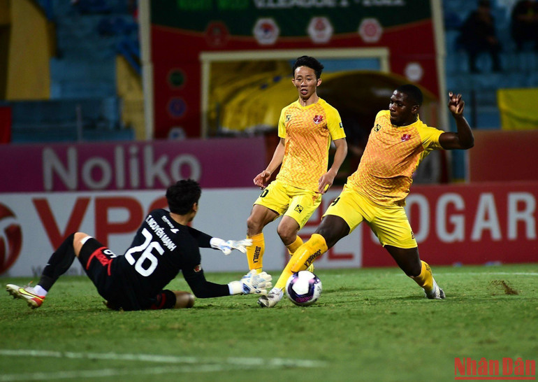 Các cầu thủ 2 đội thi đấu càng quyết liệt trong thời gian hiệp 2.