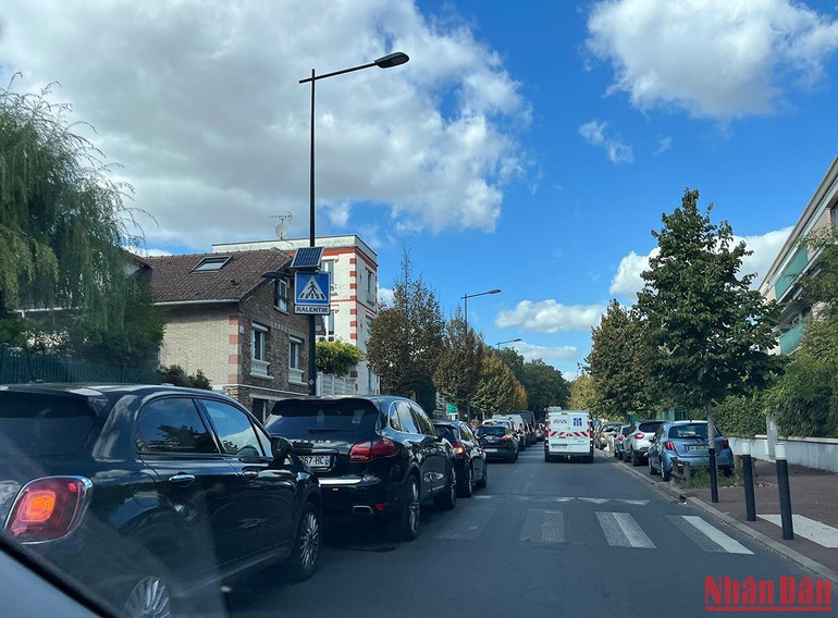Ùn tắc tại một trạm xăng dầu ở ngoại ô Paris ngày 8/9. (Ảnh: Khải Hoàn)